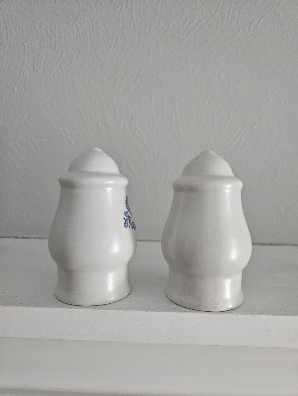 Vintage Pfaltzgraff Yorktowne Pattern Stoneware Salt And Pepper Shakers Set